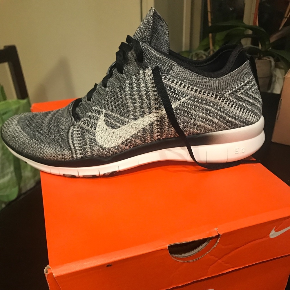 Black Nike Flyknit Frees